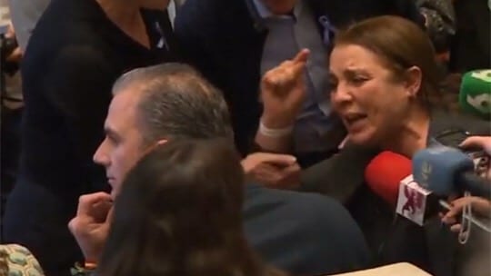 حقوقية مغربية تهاجم زعيم حزب “فوكس” المتطرف في مظاهرة بإسبانيا