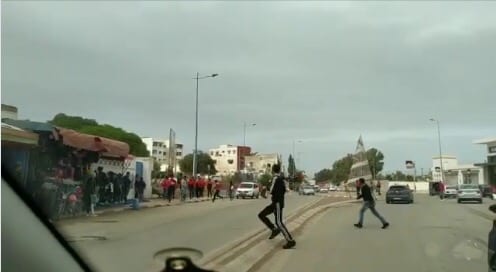 بالصور. اشتباكات بين أنصار الرجاء والوداد قرب محطة  القطار بوسكورة