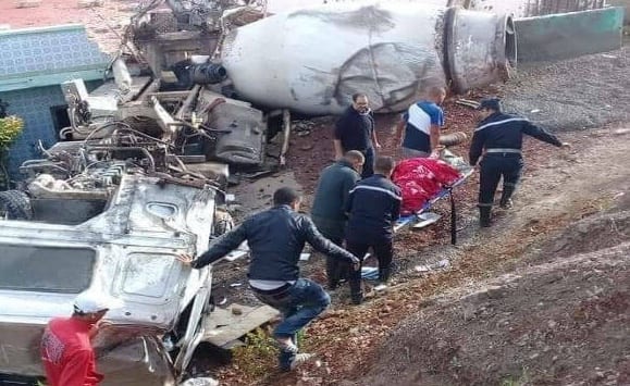 مفجع. مصرع سائق بعد انقلاب شاحنته وارتطامها بمنزل