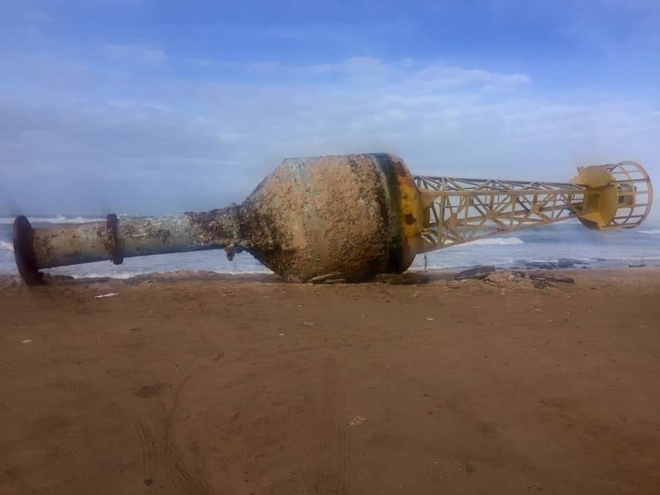 المحمدية. شاطئ “مانيسنان” يلفظ علامة تشوير بحرية “ضخمة”