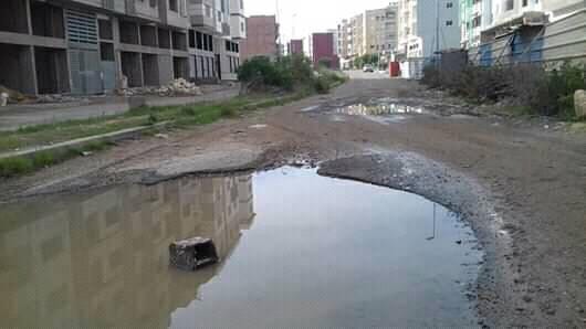 بالصور. الأمطار تخلف “بركا” مائية عميقة في الجديدة ومواطنون يعلقون “الله يلعن اللي ما يحشم”