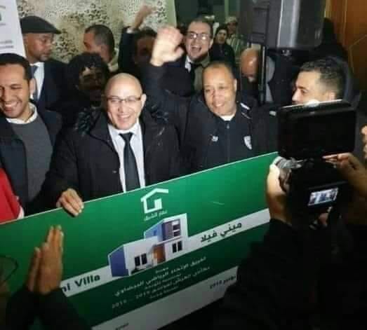 رجل أعمال يتبرّع بـ”فيلا” لفريق “الطاس” و”أولادْ الحيّ” يهدونها إلى المكلف بالأمتعة