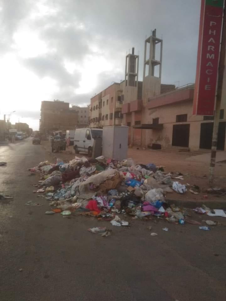 كازا. سيدي مومن “يغرق” تحت الأزبال والسكان يعلقون “اللهم إن هذا منكر”