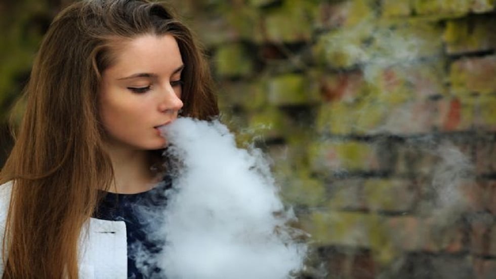 باحثون يكشفون خطر السجائر الإلكترونية الحقيقي على الجسم!