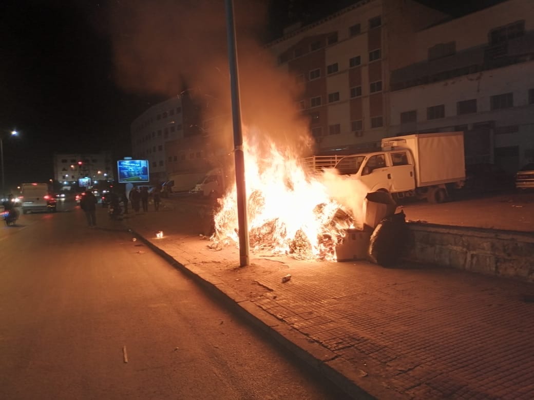 كازا. شركة للنسيج تتلف مخلفاتها قرب أعمدة إنارة في الحي المحمدي (+صور)