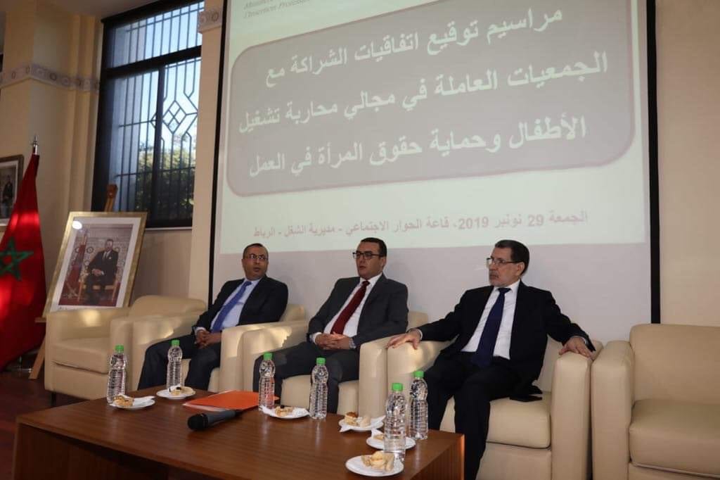 رئيس الحكومة يعترف بوجود انتهاكات حقوقية في حق النساء والطفولة ويعبّئ الجمعيات لمواجهة الظاهرة