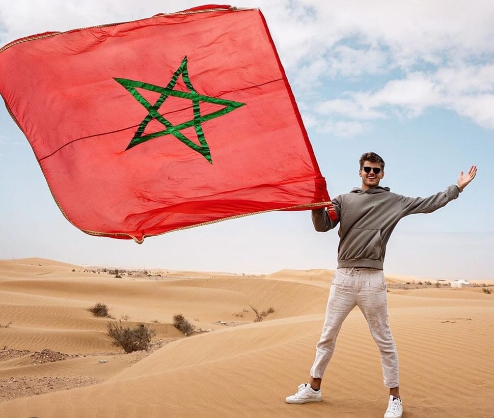 من قلب الصحراء المغربية. أشهر “يوتيوبر” أمريكي يروّج للسياحة بطريقته