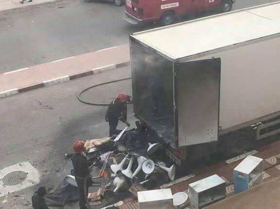 بالصور. حريق يلتهم شاحنة كبيرة قرب محكمة إنزكان ويستنفر أجهزة الأمن