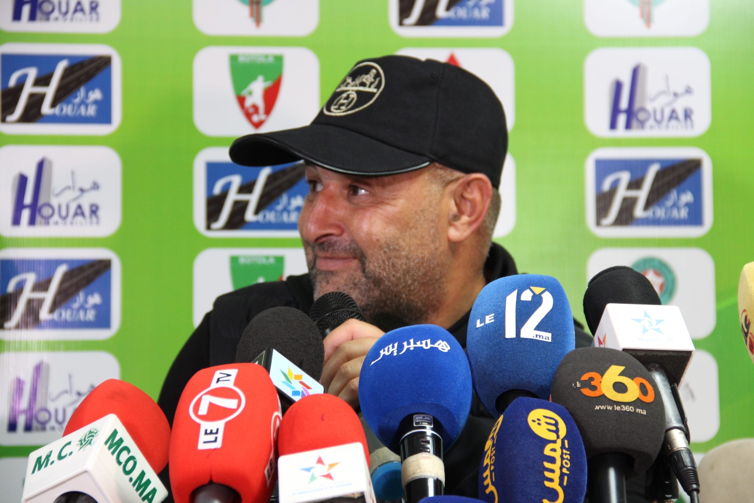 شاهد.بنشيخة بعد تصدر المولودية للدوري :”أنا راضي على ولادي “