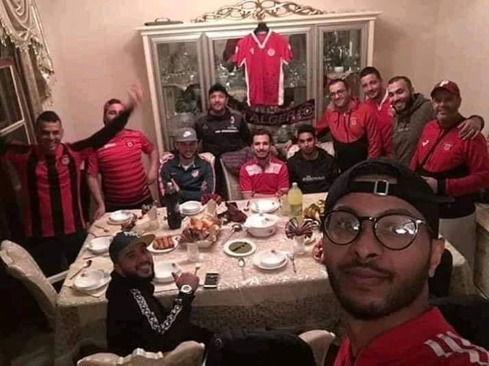 “خاوة خاوة”.. جماهير اتحاد العاصمة تقيم مأدبة عشاء على شرف الجماهير الودادية