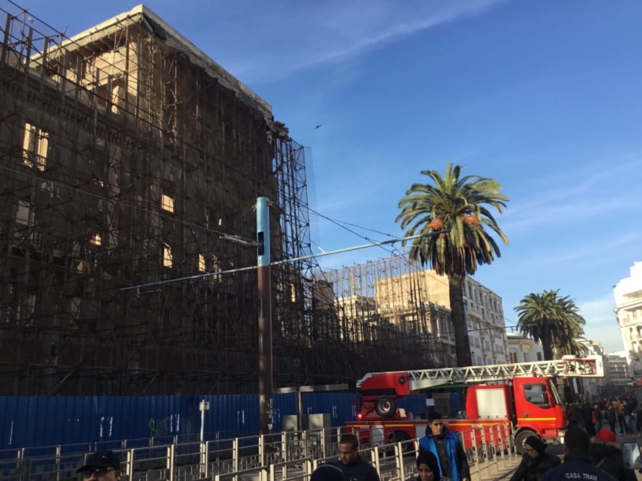 بالصور. توقف حركة “ترامواي البيضاء” بسبب انهيار جزء من فندق “لنكولن”