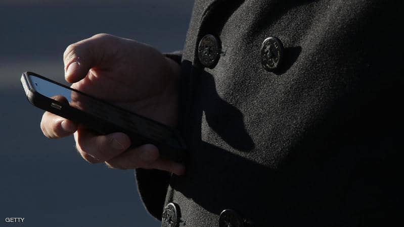 رسائل غامضة تثير خوف الأميركيين.. وصمت من شركات المحمول