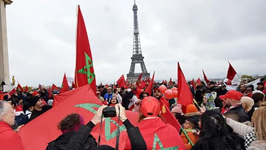 متظاهرون مغاربة ينددون بتدنيس العلم الوطني في مسيرة حاشدة بباريس