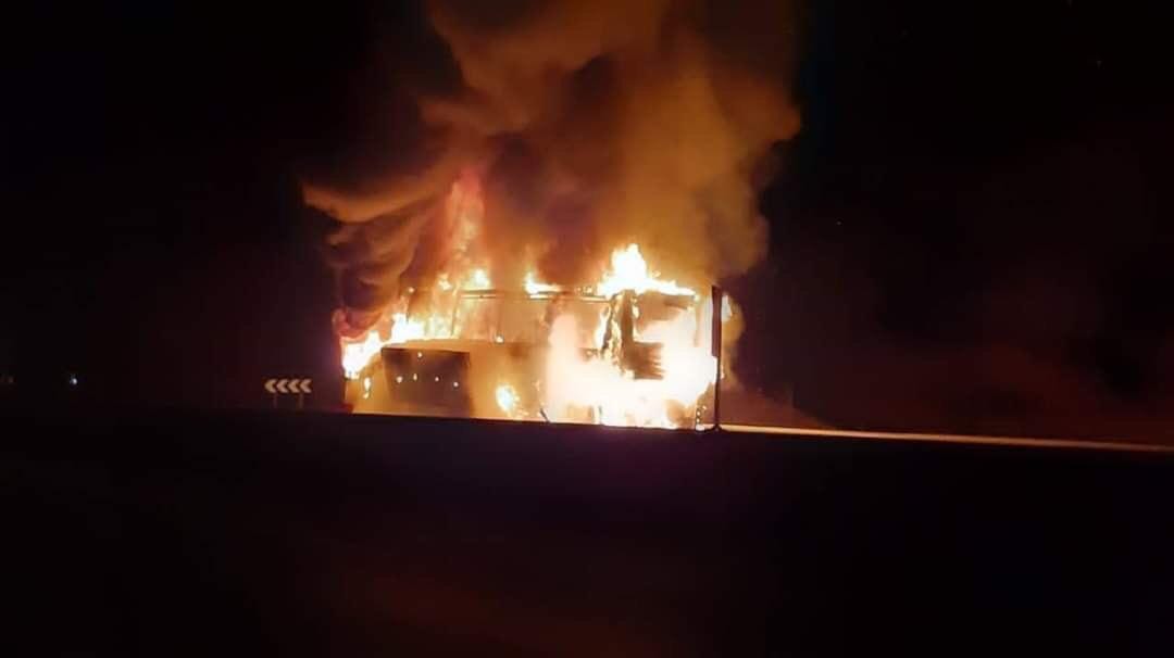 النيران تلتهم حافلة لنقل المسافرين بـ”منحدر الموت” أمسكرود