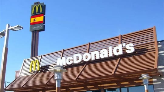 طرد أطفال مغاربة ونعتهم بـ “المجرمين” من مطعم “ماكدونالدز” بمليلية