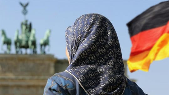 منظمات حقوقية تدين اعتداء يميني متطرف بالضرب على مغربية محجبة بألمانيا