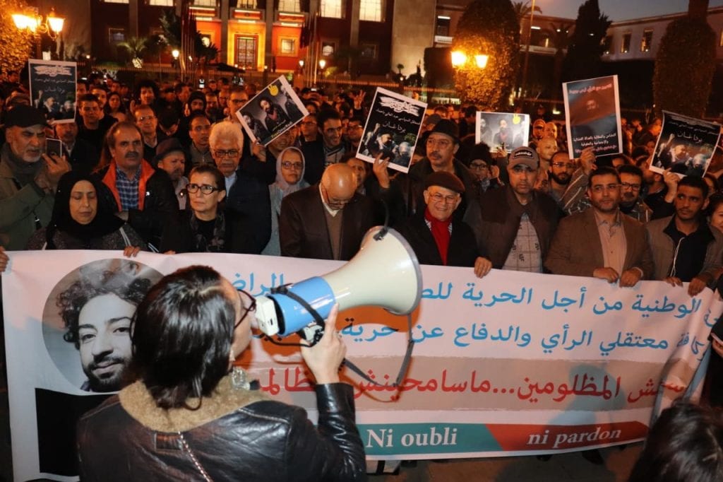 مغاربة يحتجّون أمام البرلمان على اعتقال الصحافي الراضي