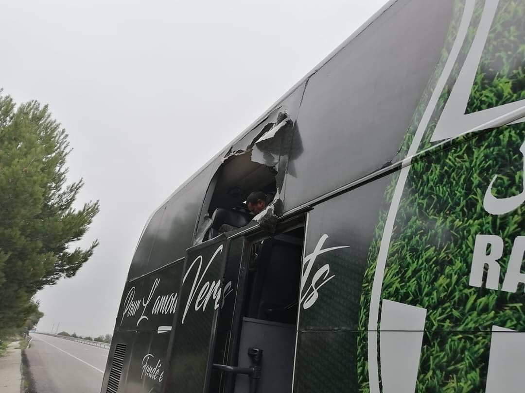 في عز أزمته. حافلة رجاء بني ملال تتعرض في طنجة لاعتداء مجهولين