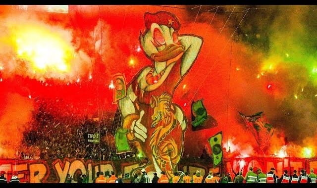 كازا. الأمن يقرر منع “تيفوهات 3D” في مباراة “الديربي”