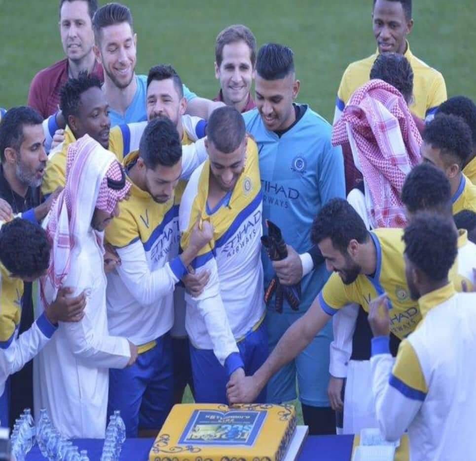 النصر يحتفل بحمدالله بعد فوزه بلقبي “هدّاف العالم” و”أفضل لاعب عربي”