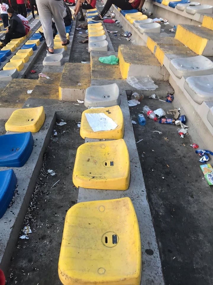 “حنا ماشي بحال الجّاپّون”.. مدرجات “دونور” الزبل والوسخ يدور (+صور)