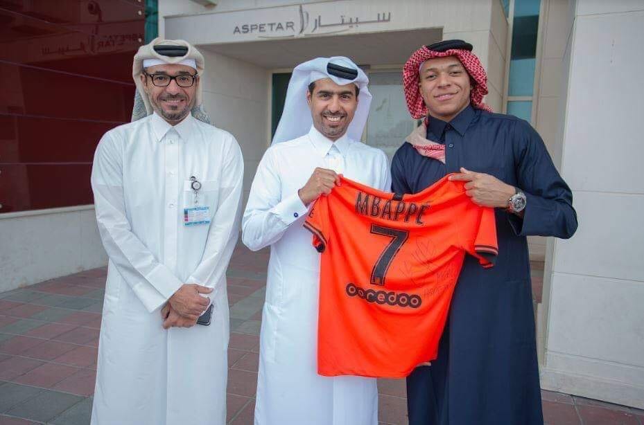 مرتدياً الزي المحلي. مبابي في الدوحة للتعافي