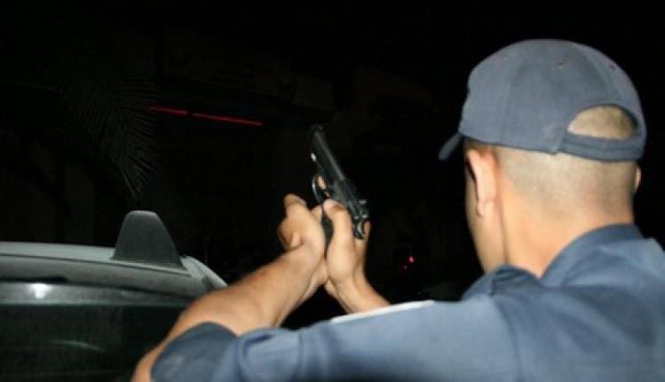 برشيد. شرطي يشهر مسدسه لإيقاف جانحين “سكرانين”