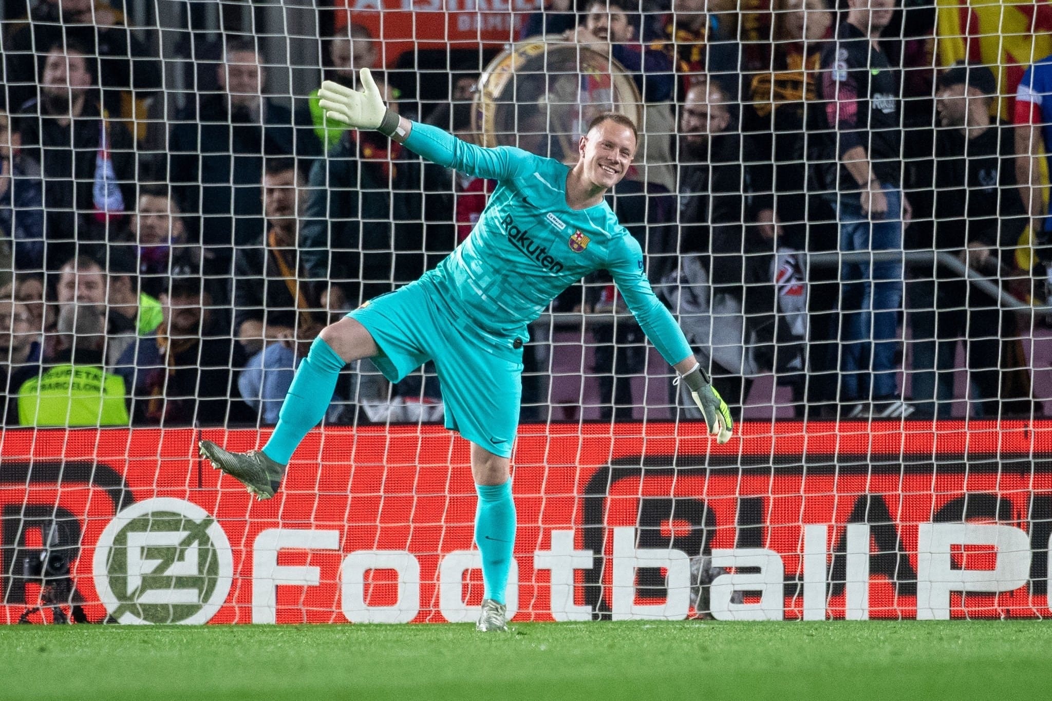 شاهد.. حارس برشلونة يتفوّق على لاعبين “نجوم” في صناعة الأهداف (فيديو)