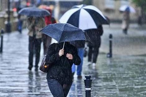 أجواء غائمة وأمطار رعدية في توقعات طقس الخميس