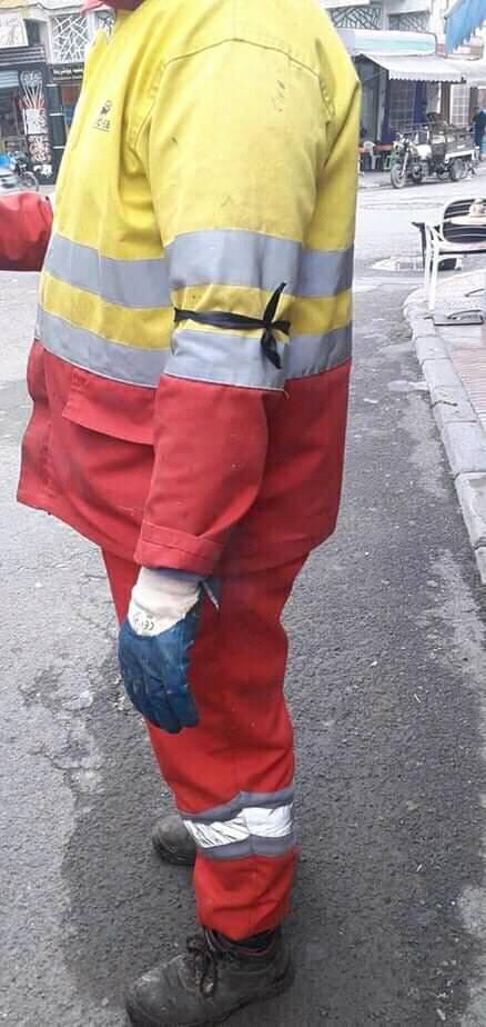 بالصور. عمال النظافة في الجديدة يحملون الشارة السوداء ويستنكرون “أوضعاهم الكارثية”