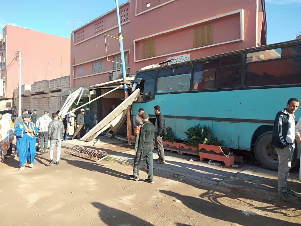حافلة للنقل المزدوج “تقتحم” مقهى وسط الشارع الرئيسي للقلعية