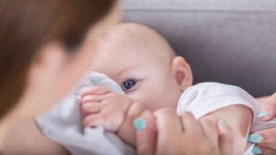 دراسة: إرضاع “الخدّج” حليب الأم  يقلل من تلف القلب