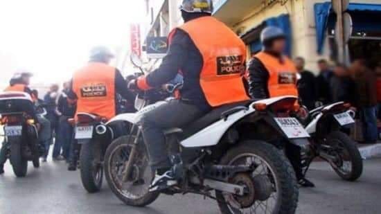 كازا. دورية للدرّاجين تشهر أسلحتها الوظيفية لتفرقة مجموعة من المشجعين