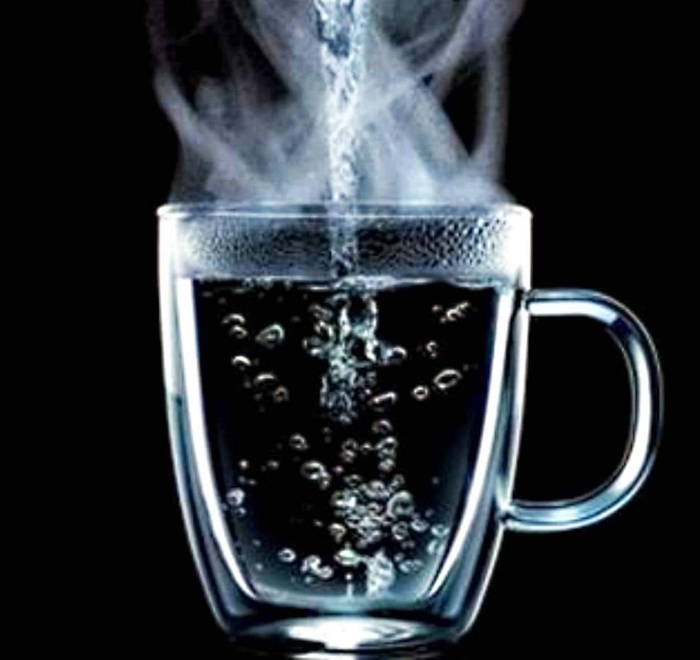 كأس ديال “الماء الدافئ” كل صباح يحميك من هذه الأمراض