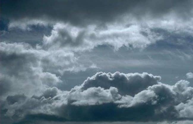 أجواء غائمة وأمطار متفرقة في توقعات طقس الأربعاء