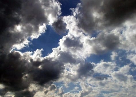 الأرصاد.. أجواء غائمة مع نزول زخات مطرية في توقعات طقس الجمعة