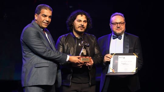 مسرحية “سماء أخرى” لمحمد الحر تُتوج في أيام قرطاج بتونس