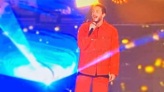 فيسبوكيون يسخرون من لمجرد لارتدائه “بدلة إعدام” في حفله بالرياض