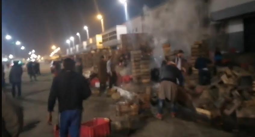 تجار “مارشي كريو” المحترق بكازا لـ”le12.ma”: “الله يعوضنا على الملايين لي مشات”