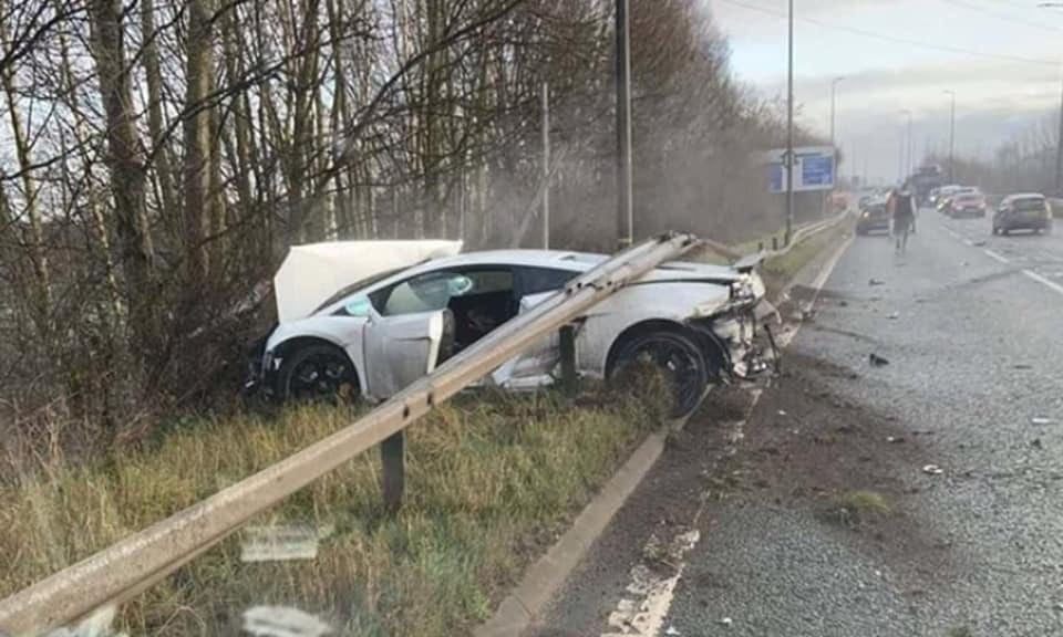 حارس مانشستر يونايتد ينجو من الموت إثر حادث سير (صور)