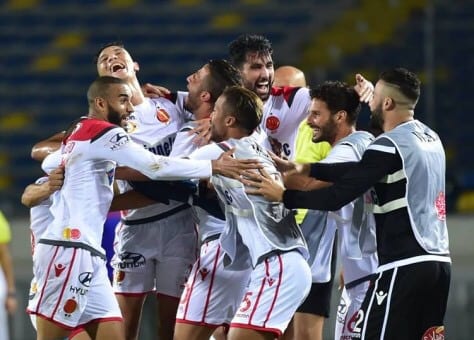 “كاف” يعين طاقم تحكيم مباراة الوداد واتحاد العاصمة الجزائري