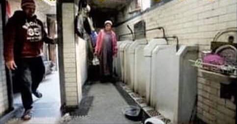 كازا. أسرة تعيش في مرحاض عمومي مقابل  500 درهم للشهر