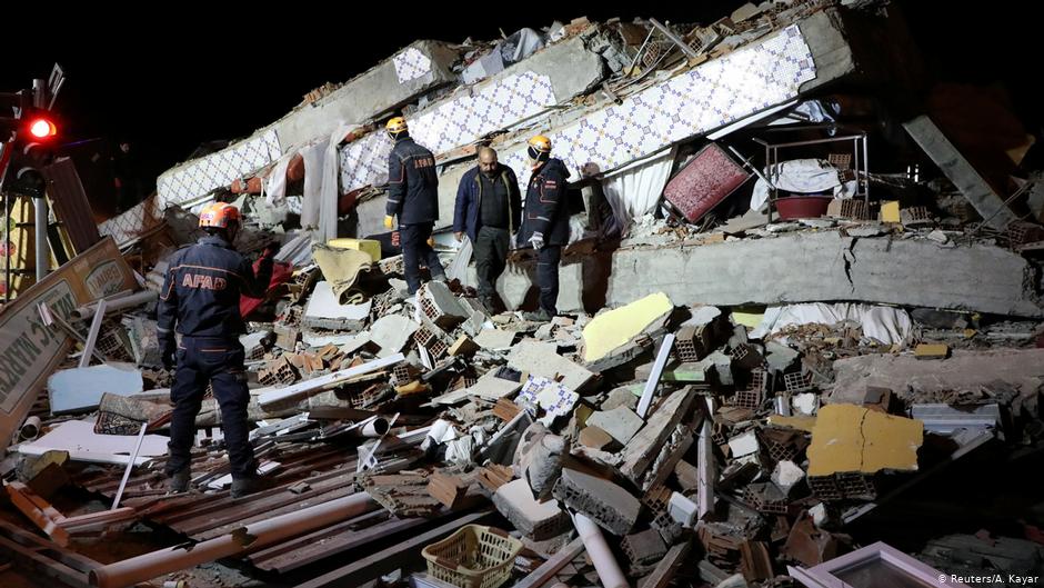 زلزال بشدة 6,8 يخلّف قتلى ومئات المصابين في تركيا