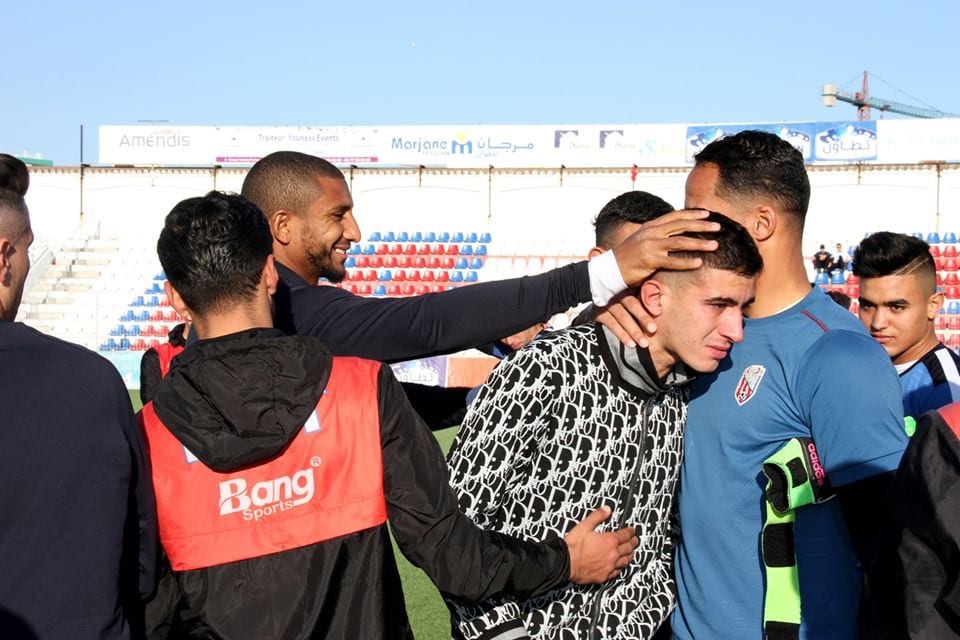 بالدموع.. المكعازي يودع لاعبي المغرب التطواني قبل الالتحاق بالرجاء (+صور)