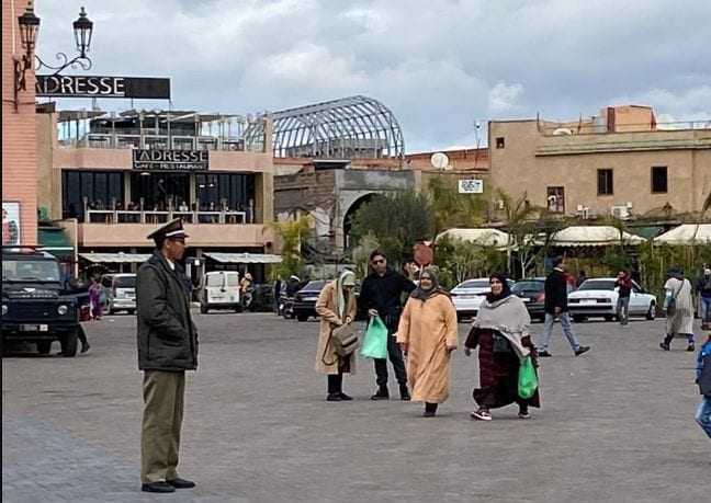 والي مراكش يوقف مخالفة في “جامع الفنا” ويعجّل بحلول لجنة من الداخلية