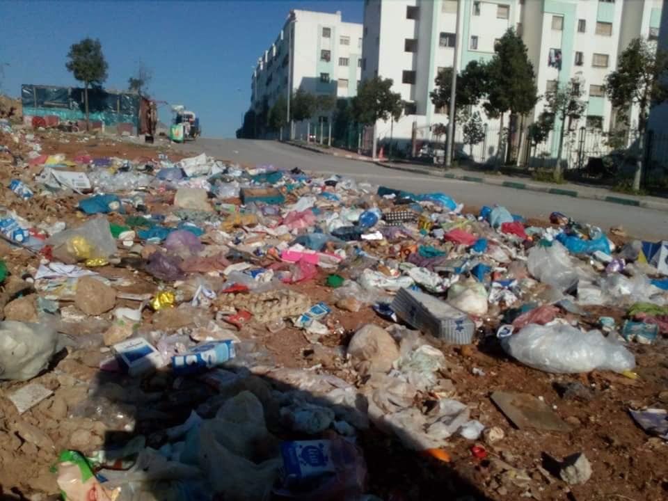 “كازا يا كازا”. سيدي مومن يغرق في الأزبال والسكان: “لقاو لينا شي حلّ” (+صور)