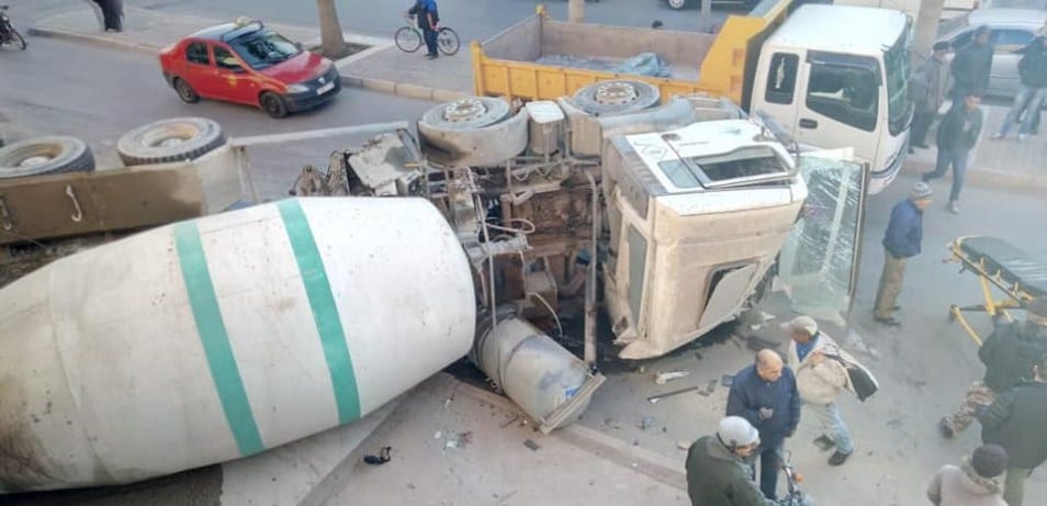 وجدة. انقلاب شاحنة للإسمنت المسلح وإصابات بليغة للسائق