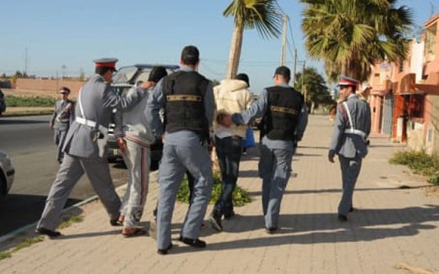 بوزنيقة. تفكيك عصابة تتزعمها فتاة متورطة في عدد من القضايا الإجرامية