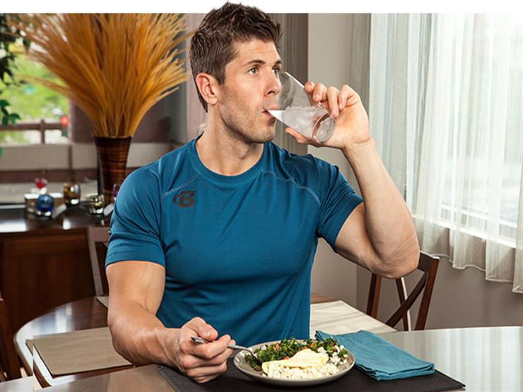 هذا ما قاله العلم عن شرب الماء اثناء تناول الطعام
