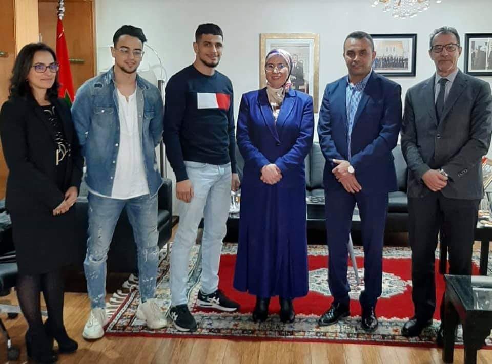 الوزيرة الوافي تستقبل البطل المغربي يوسف بوغانم